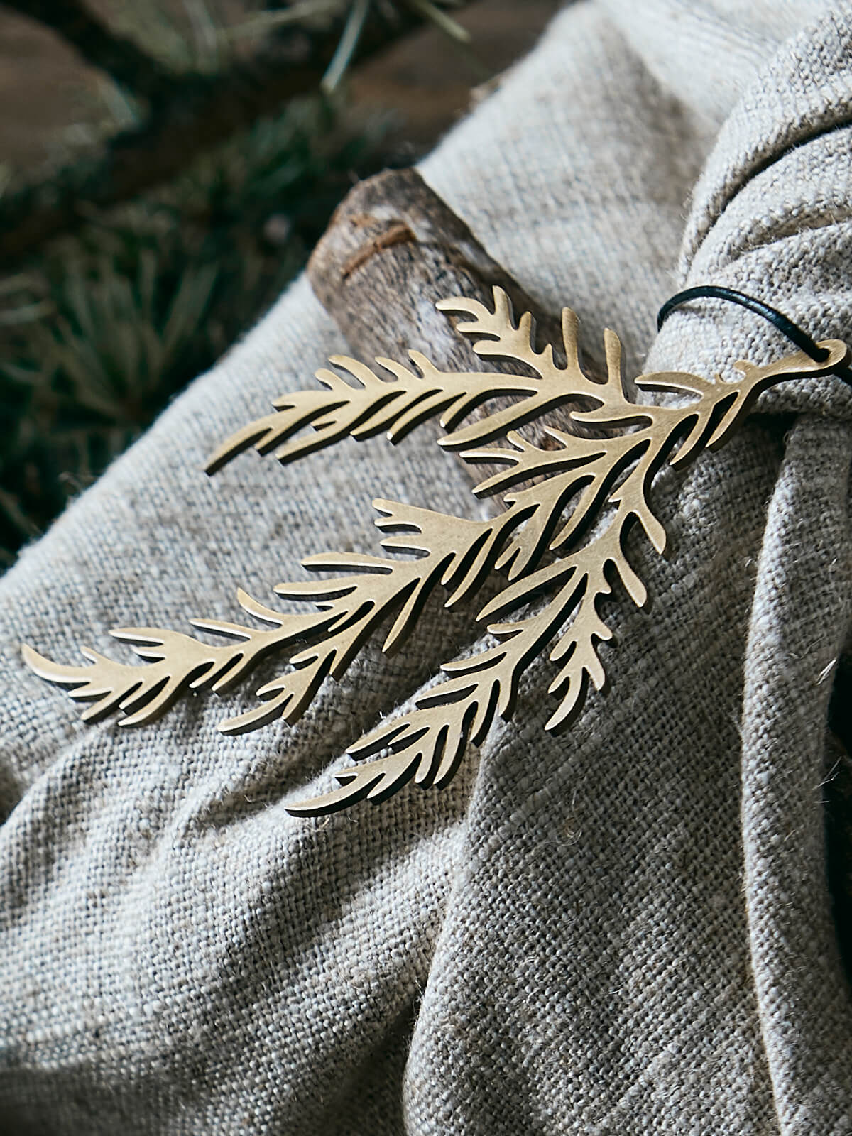 metala-ornament-brass-foliage-